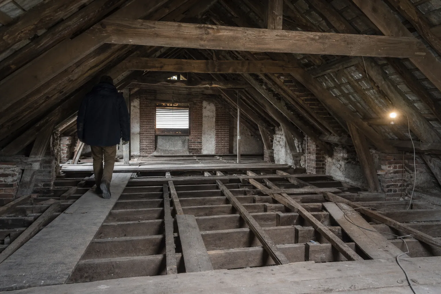 Comble perdu avant isolation, plancher de bois nu entre les entretoises