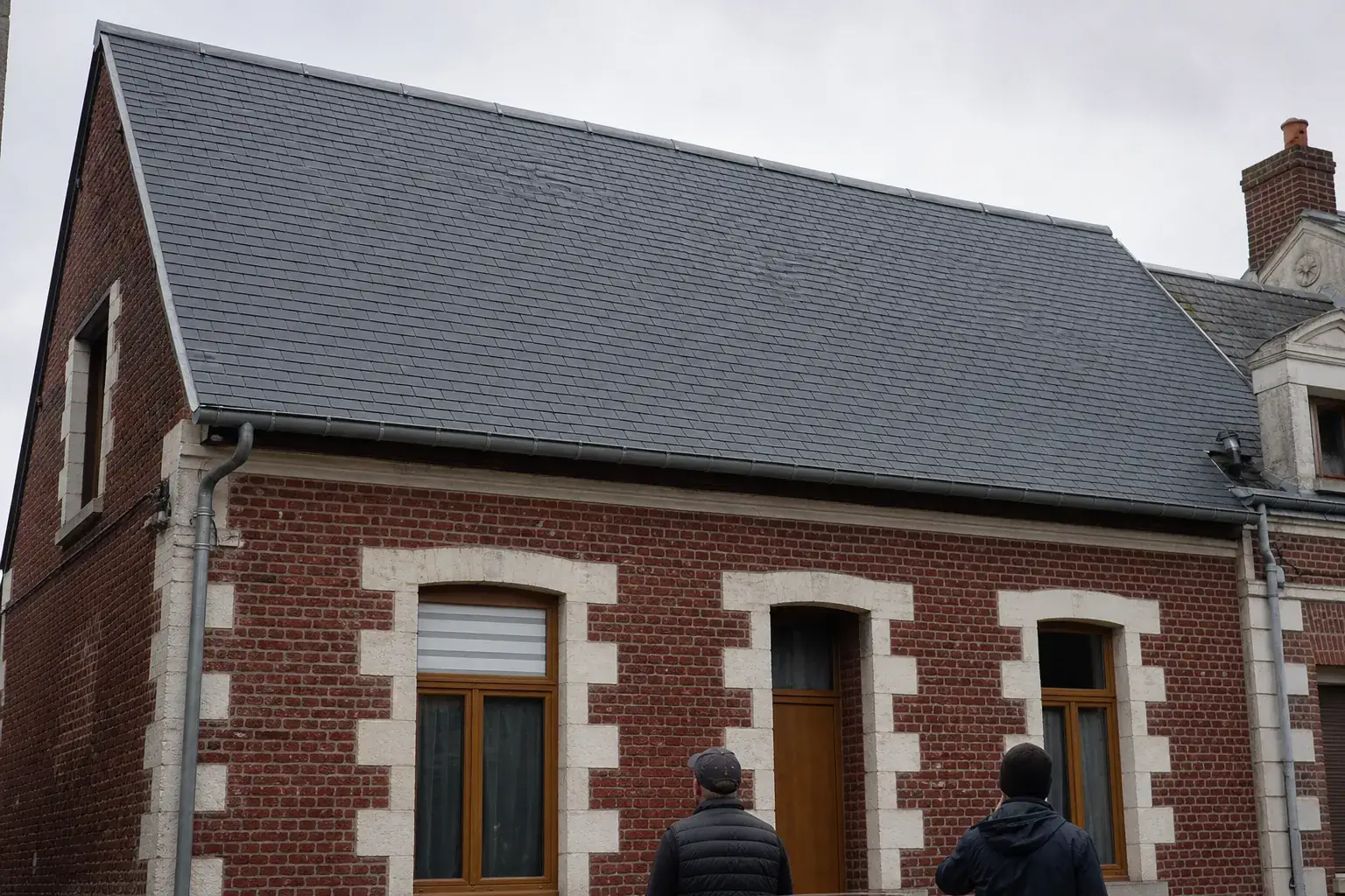 Couverture d’ardoise entièrement reprise sur une maison de ville, rangs réguliers et faîtage neuf